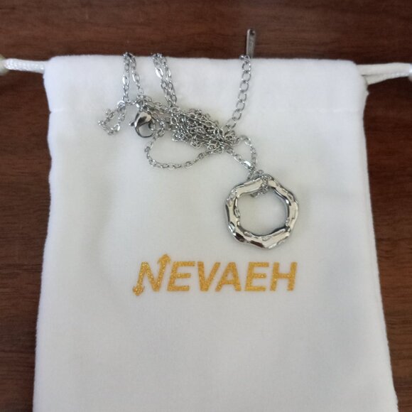 NEVAEH circle neckalce tarnish-free, waterproof, and heatproof New in pouch - Picture 1 of 6